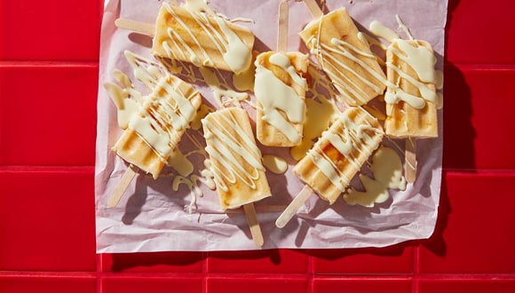 Coconut yoghurt and peach smoothie popsicles 
